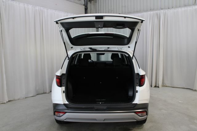 Used 2025 White Pearl Hyundai SE image 29