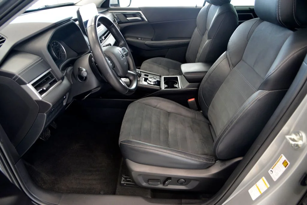 Used 2022  Mitsubishi SE image 16
