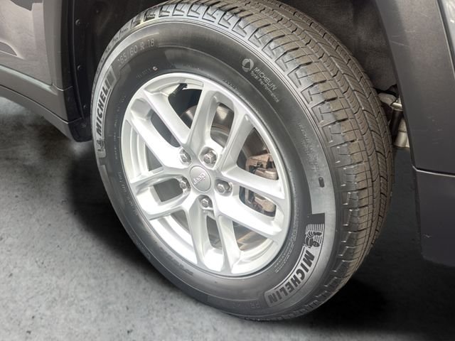 Used 2023 Gray Jeep Laredo image 29