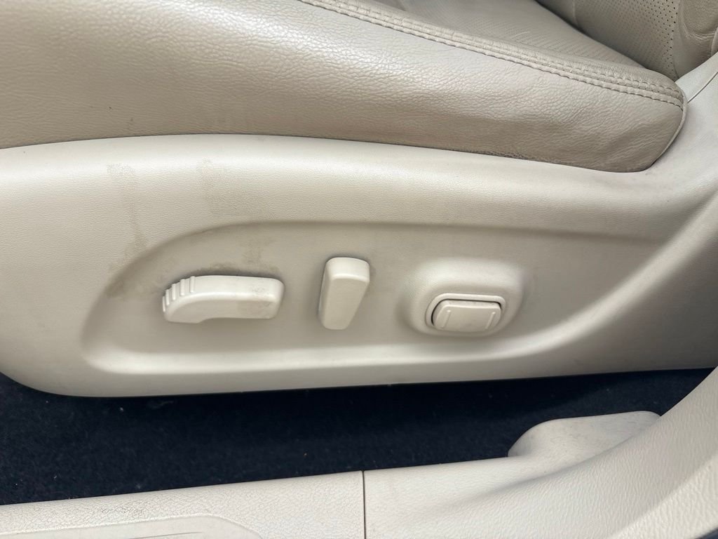 Used 2019 Pearl White Tricoat Nissan SL image 14