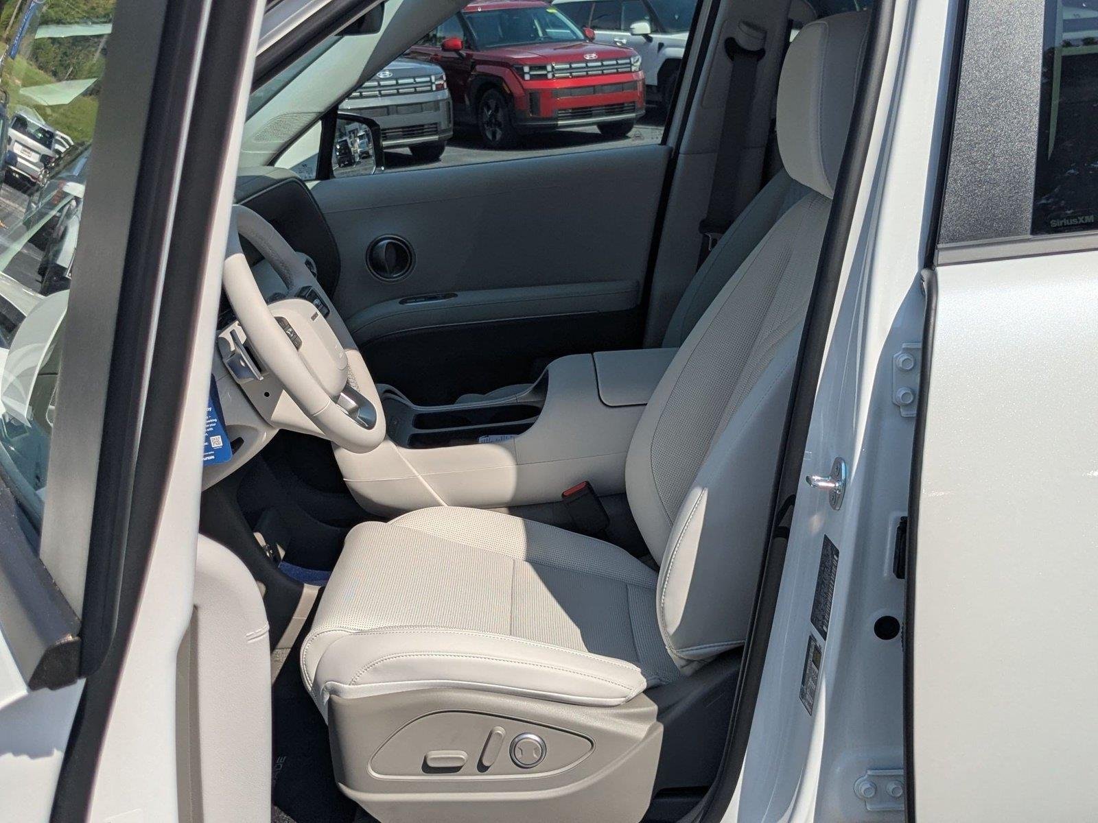 New 2027 Creamy White Pearl Hyundai SEL 7P image 10