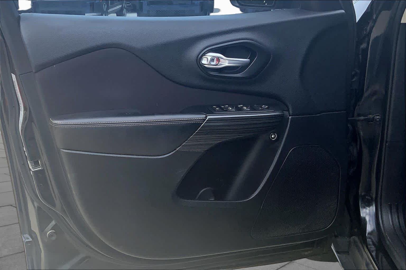Used 2015 Brilliant Black Crystal Pearlcoat Jeep Latitude image 22