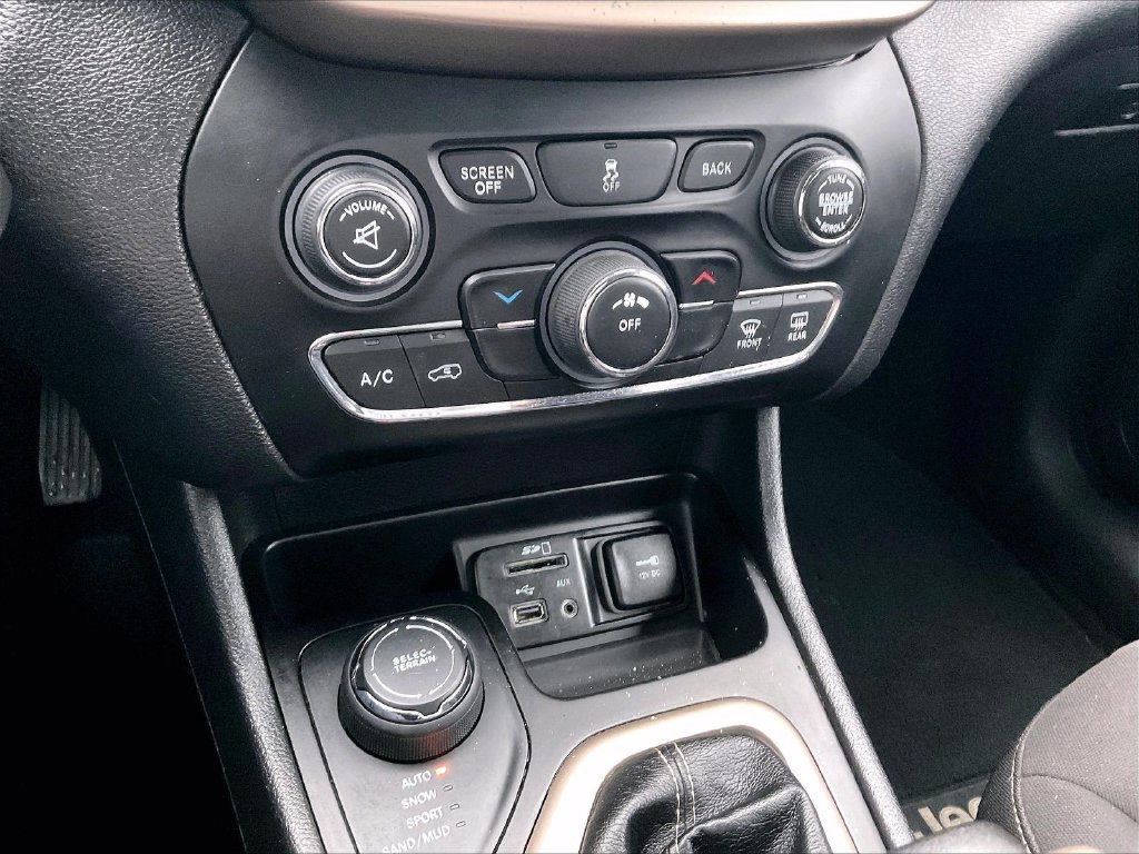 Used 2017 Billet Silver Metallic Clearcoat Jeep Latitude image 24