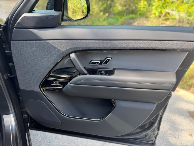 New 2027  Land Rover SE image 18