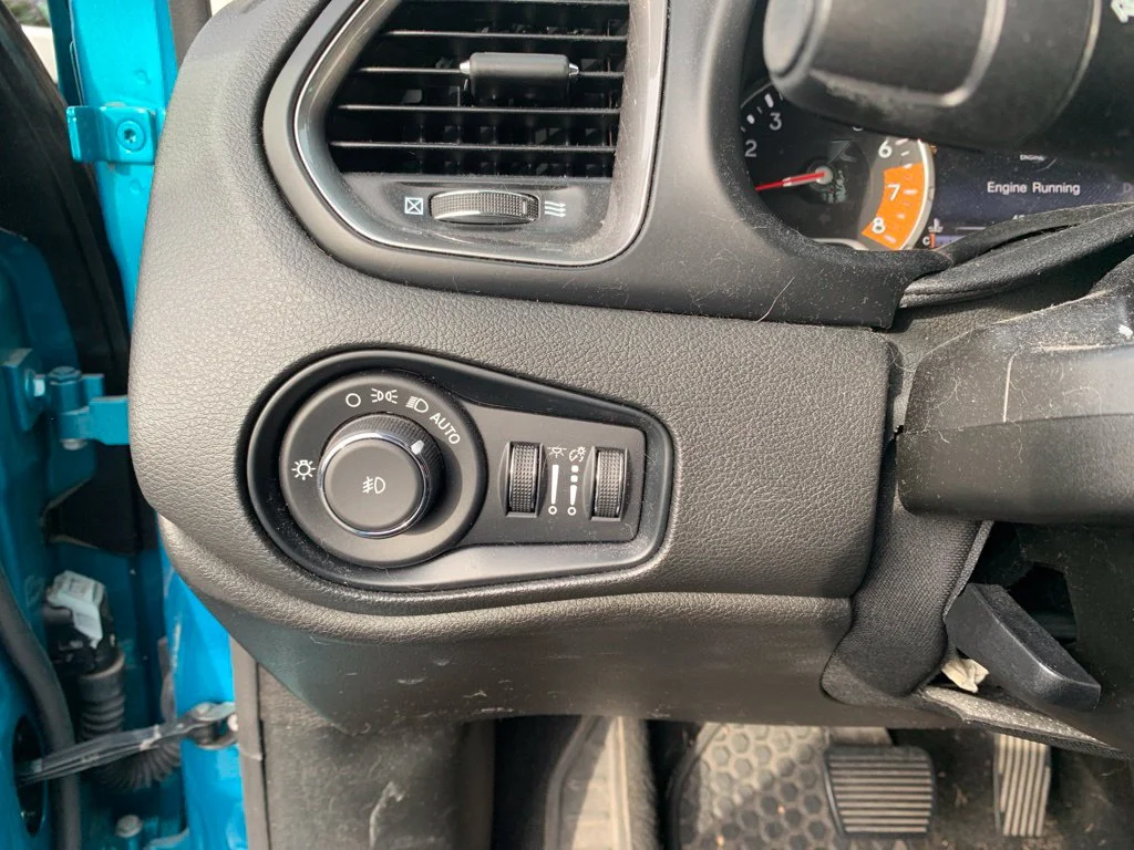 Used 2022 Bikini Metallic Clearcoat Jeep Latitude image 15