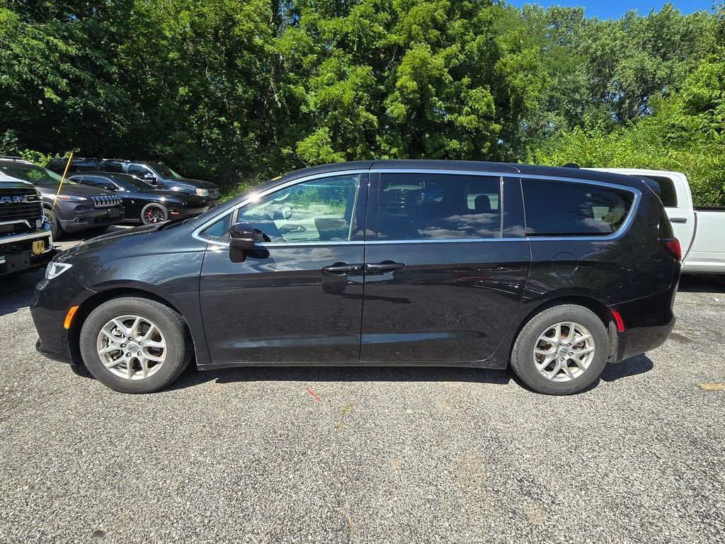 Used 2023 Black Chrysler Touring L image 3