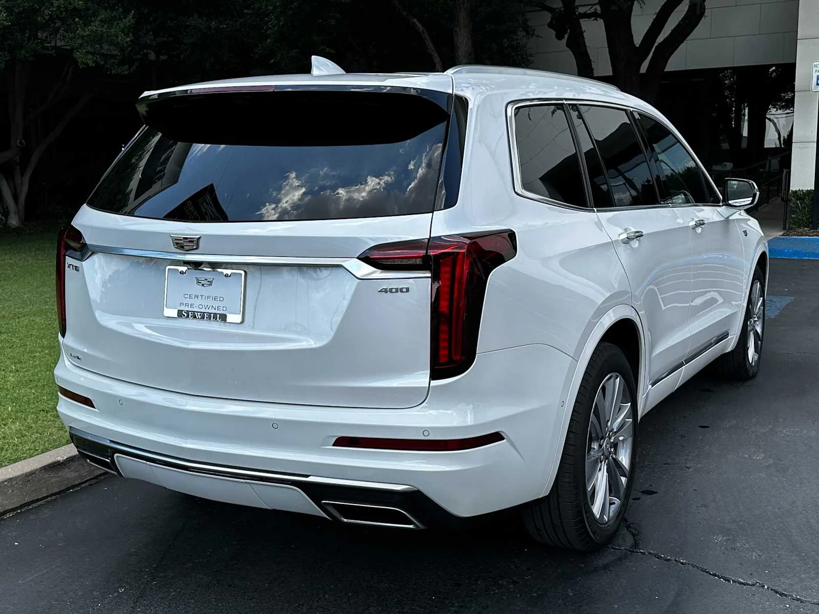 Certified Used 2025 Crystal White Tricoat Cadillac Premium Luxury image 4