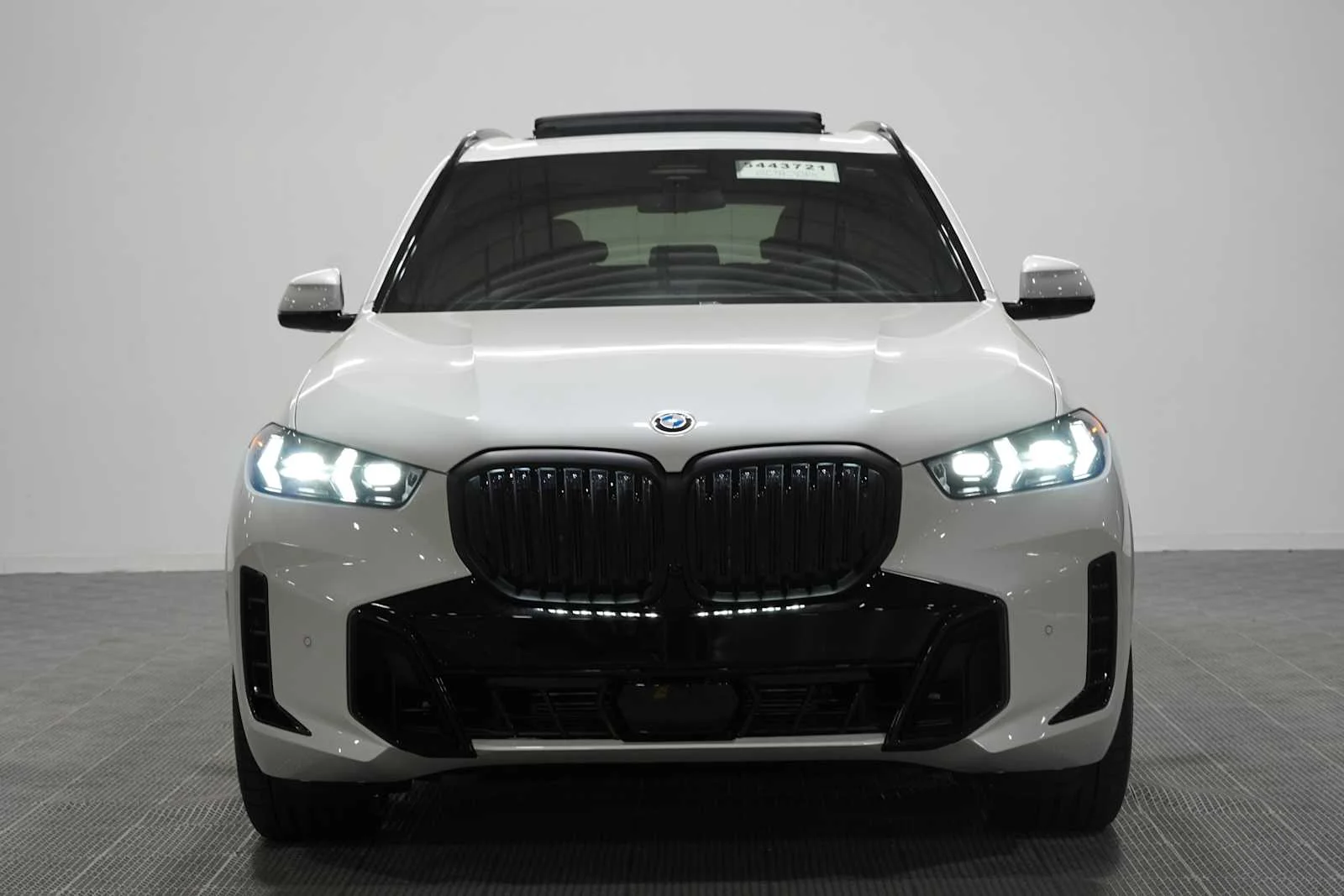 New 2026 Mineral White Metallic BMW xDrive40i image 3