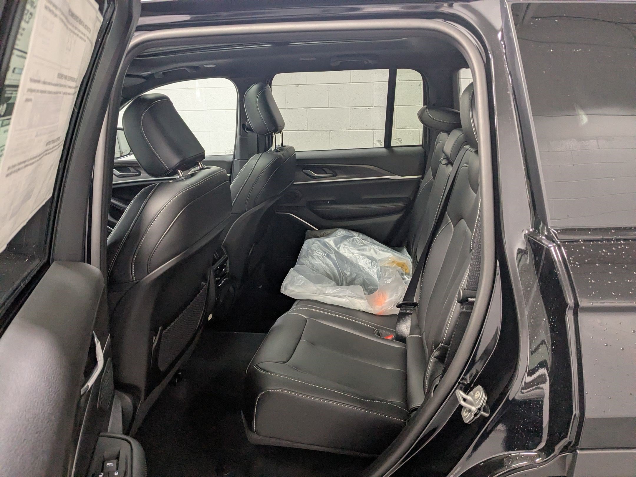 New 2026 Diamond Black Crystal Pearlcoat Jeep Limited image 17