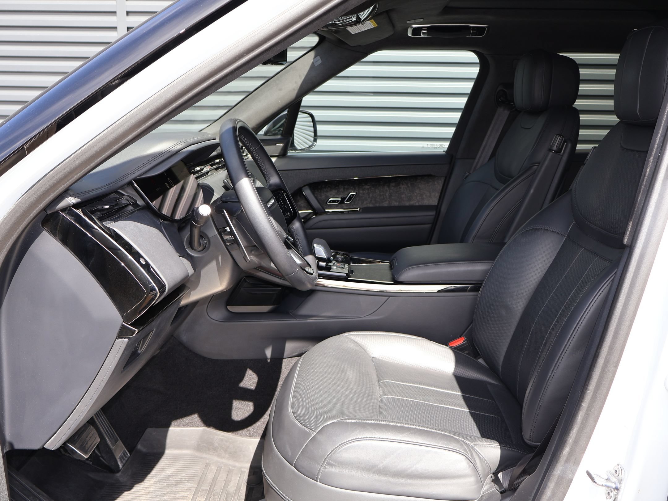 Used 2023 Fuji White Land Rover Autobiography image 5