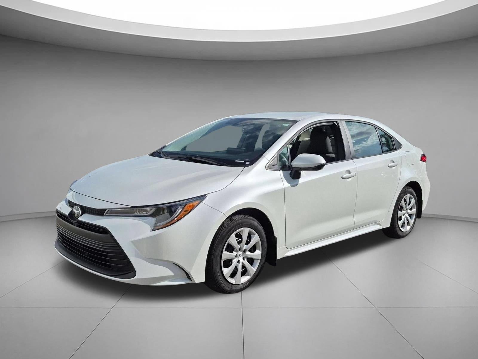 Used 2026 Wind Chill Pearl Toyota LE image 1