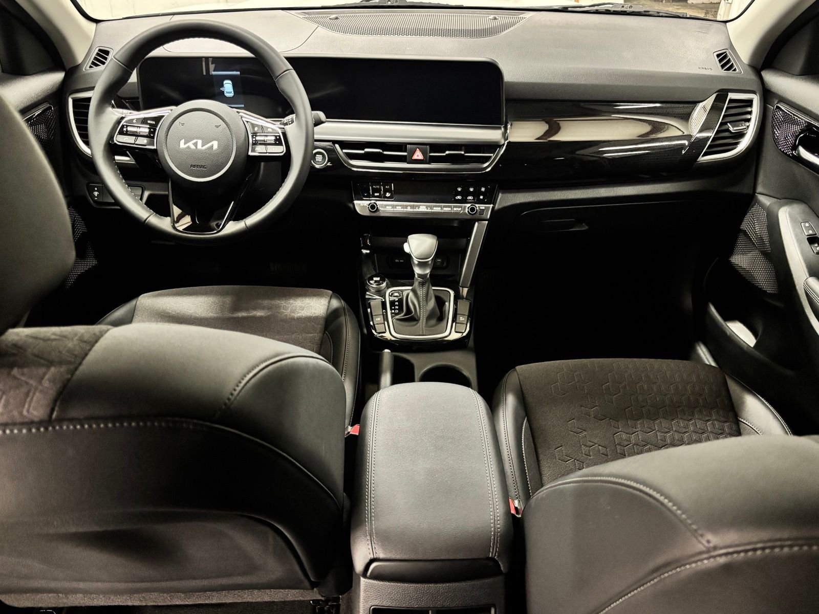 Used 2025 White Kia S image 12