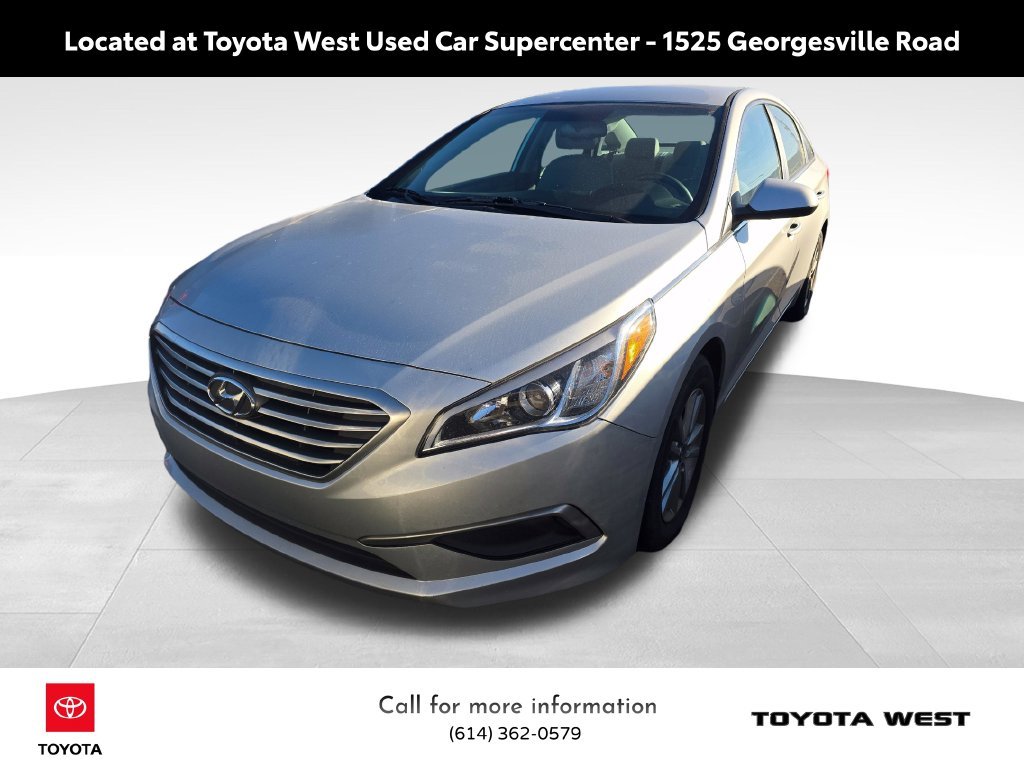 Used 2017 Silver Hyundai SE image 3