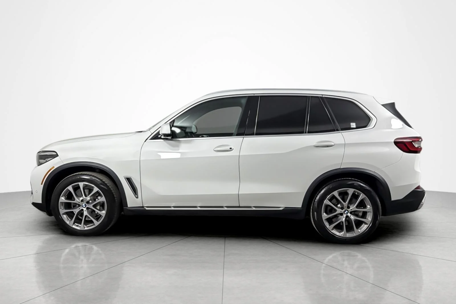 Used 2023 Alpine White BMW sDrive40i Sports Activity Vehicle image 2