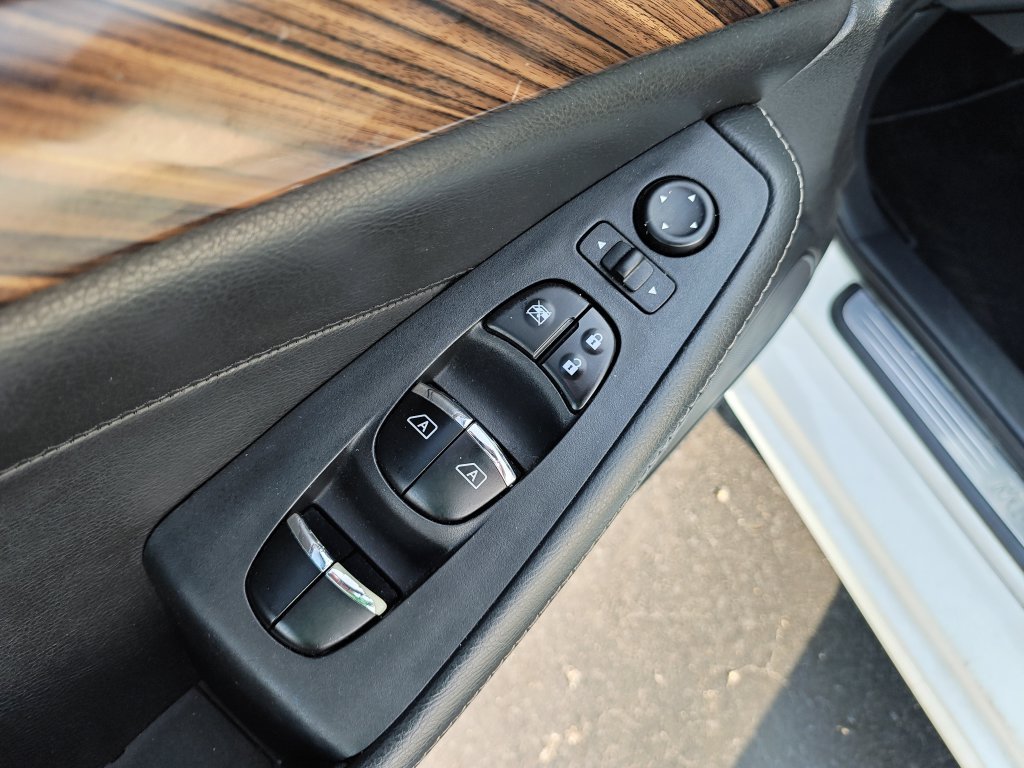 Used 2018 White Nissan Platinum image 11