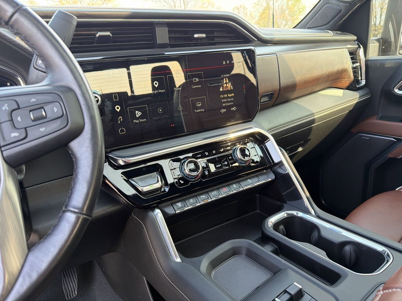 Used 2025 White Frost Tricoat GMC Denali Ultimate image 11