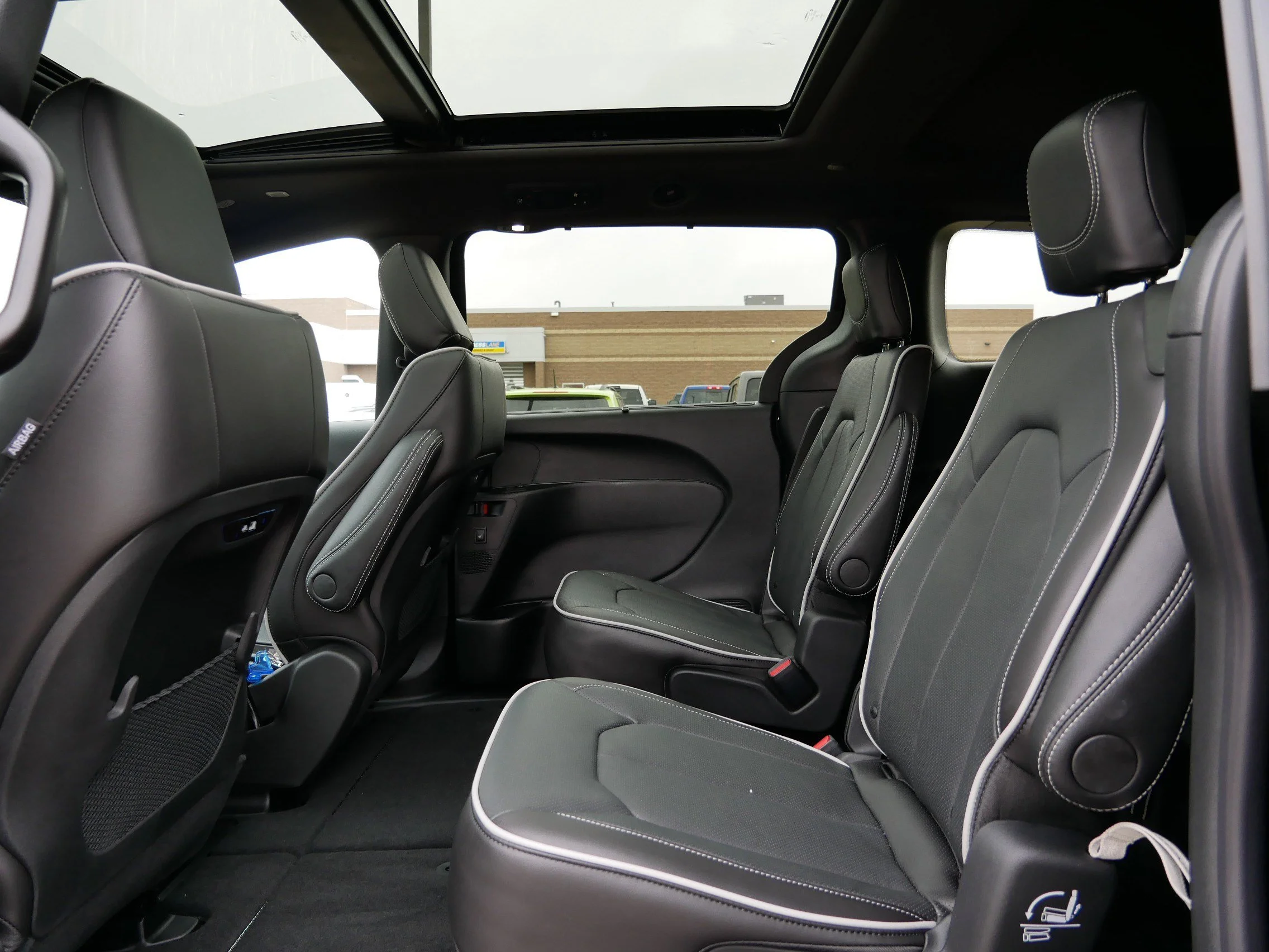 New 2026 Diamond Black Crystal Pearl-Coat Exterior Paint Chrysler Limited image 7