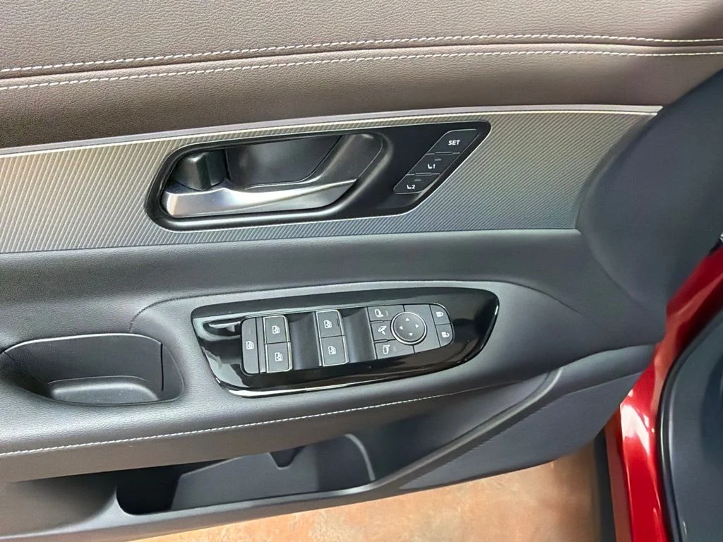 Used 2025 Scarlet Ember Tintcoat Nissan Platinum image 22