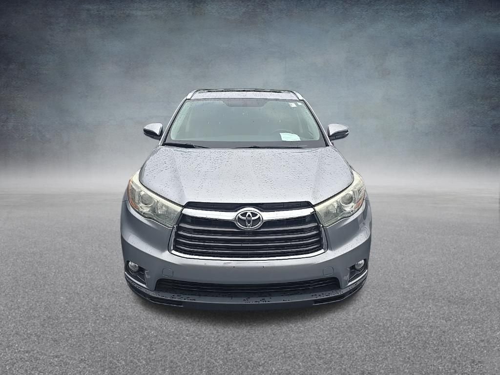 Used 2015 Silver Sky Metallic Toyota XLE V6 image 3