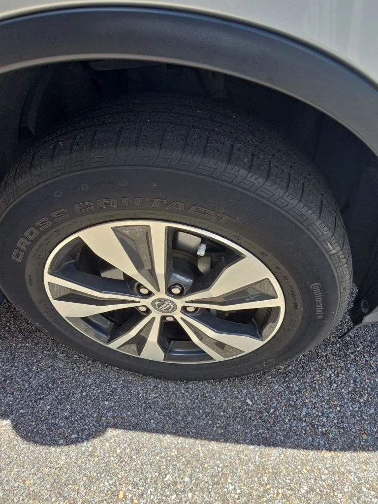 Used 2019 Silver Nissan S image 8