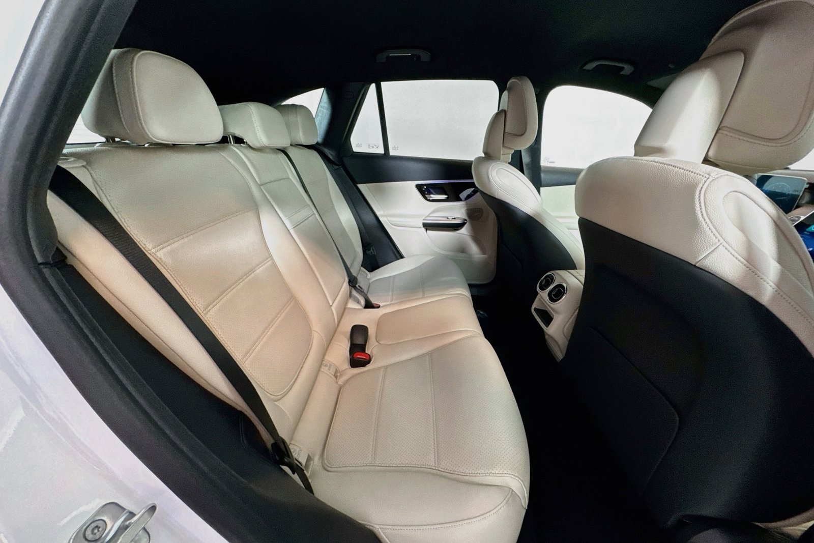 New 2026 Polar White Mercedes-Benz GLC 300 image 24