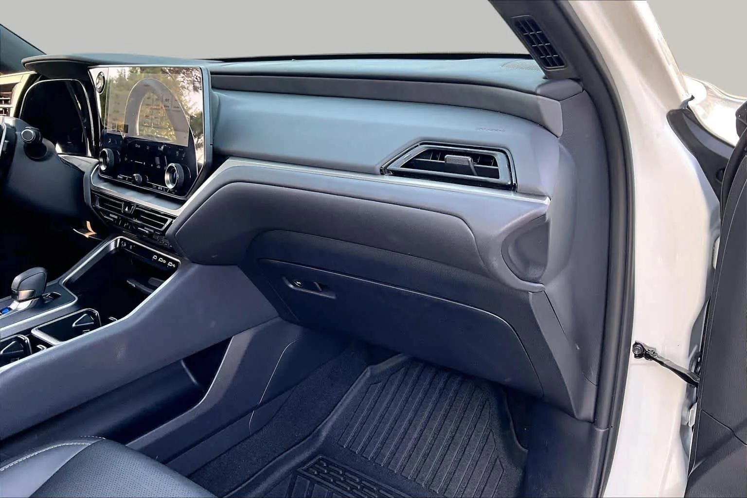 Used 2025 Wind Chill Pearl Lexus Premium image 19