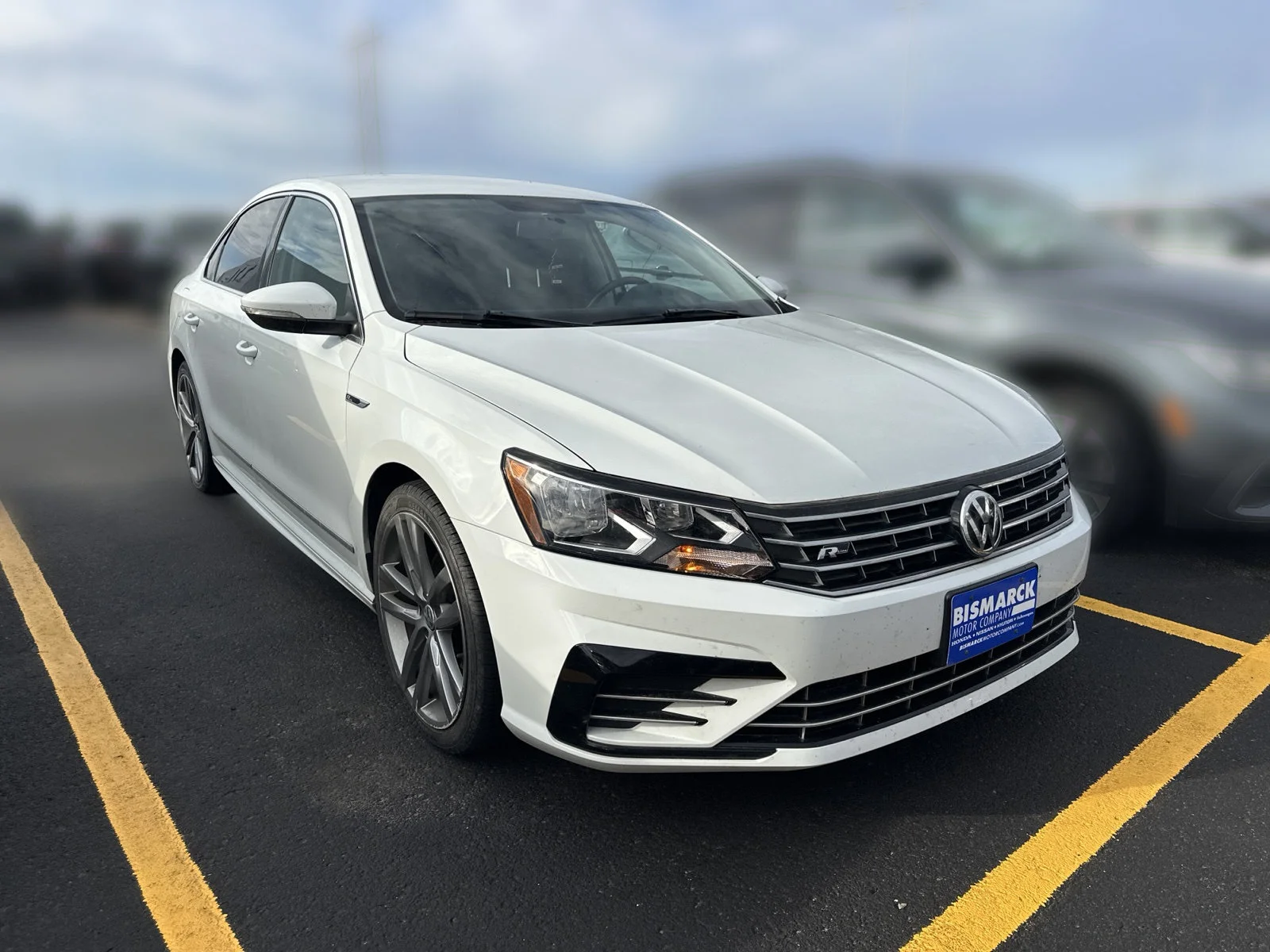 Used 2017  Volkswagen 1.8T R-Line image 2