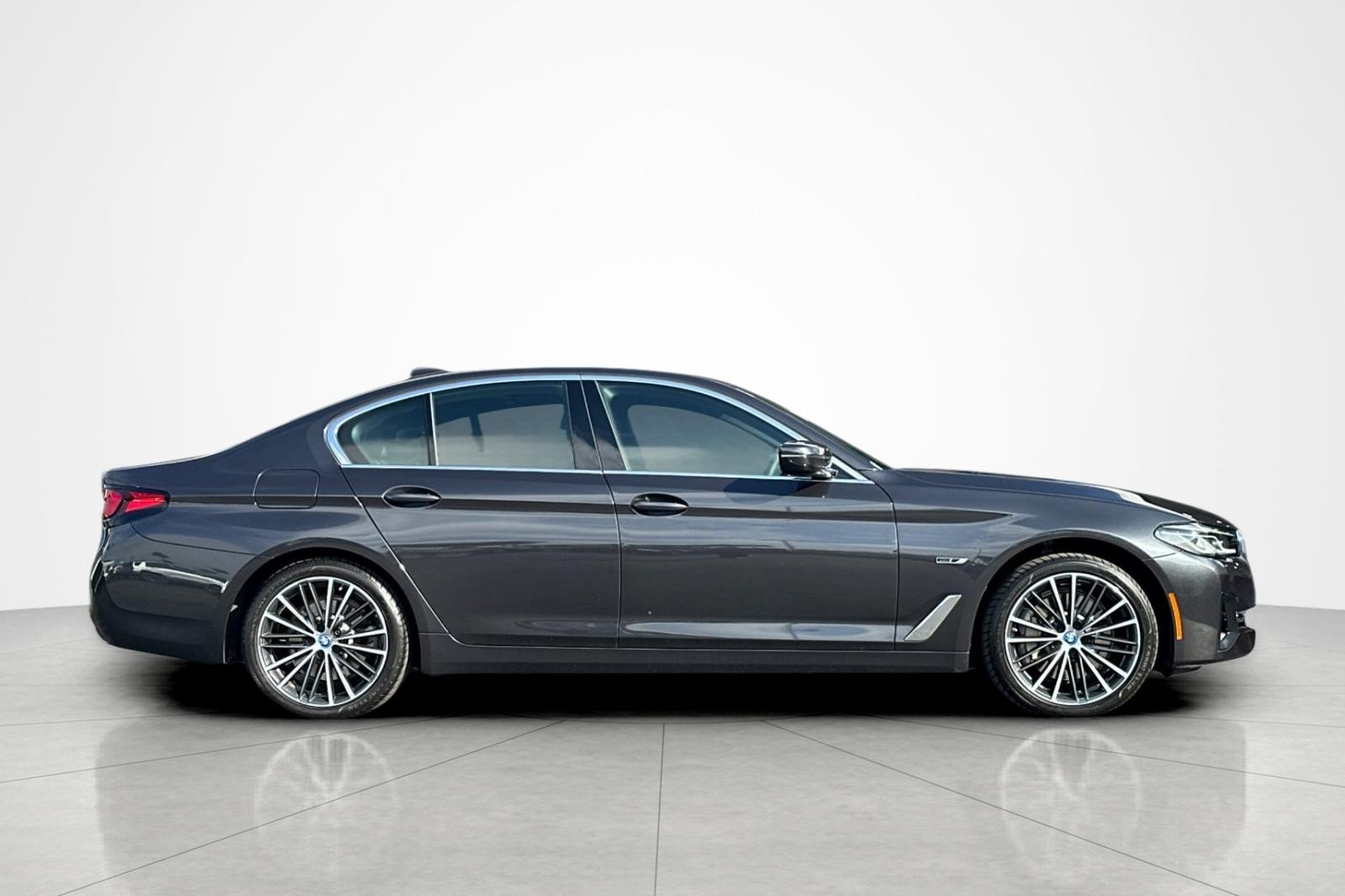 Used 2023 Dark Graphite Metallic BMW 530e xDrive image 6