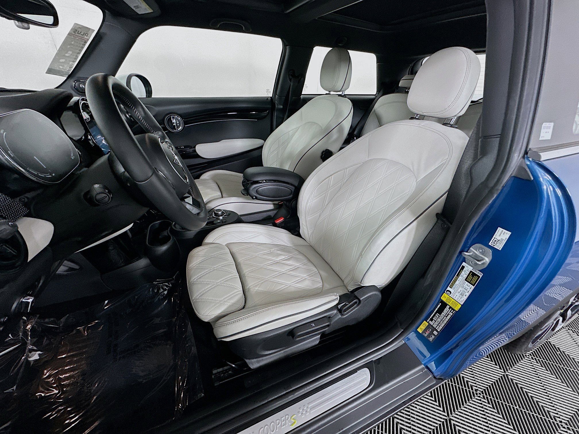 2023 MINI Hardtop 2 Door SE - Photo 12