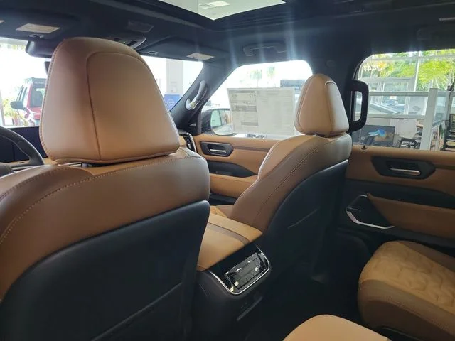 New 2026 Everest White TriCoat Nissan Platinum Reserve image 11