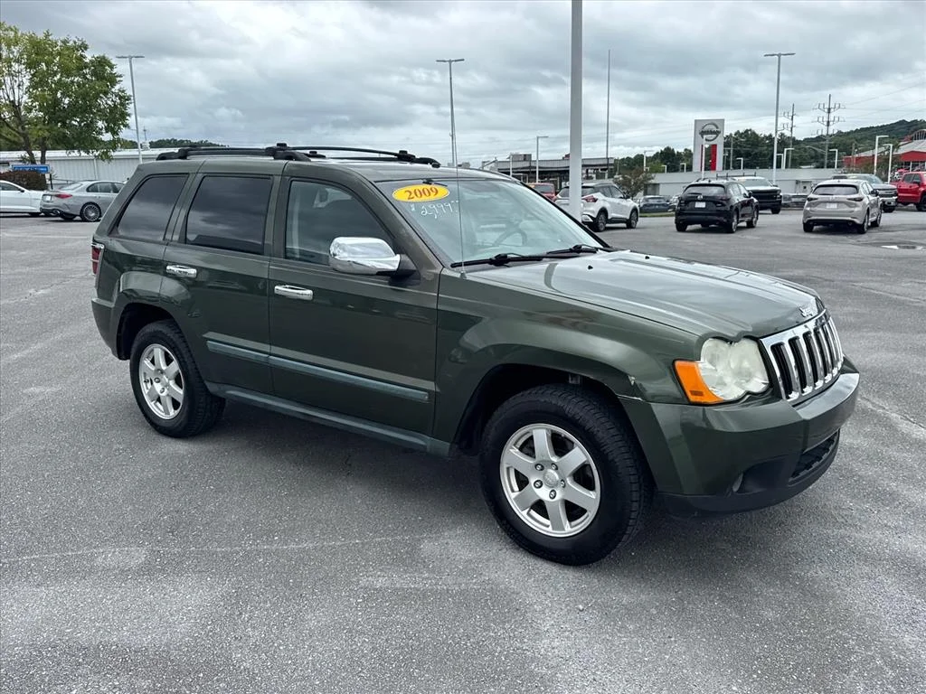 Used 2009 Green Metallic Jeep Laredo image 7