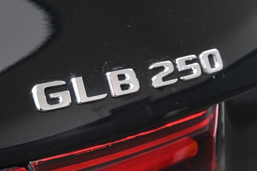 Used 2026 Night Black Mercedes-Benz GLB 250 image 37