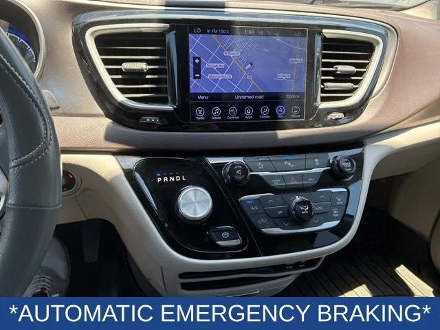 Used 2017 Red Chrysler Touring L image 10