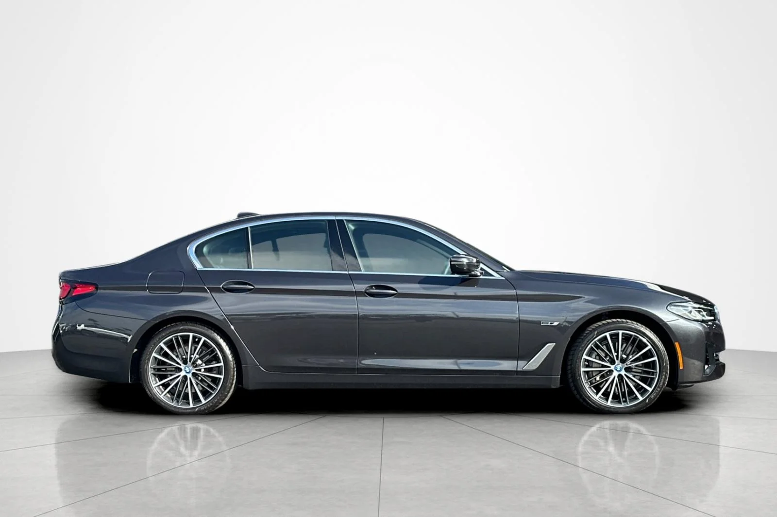 Used 2023 Dark Graphite Metallic BMW 530e xDrive image 6