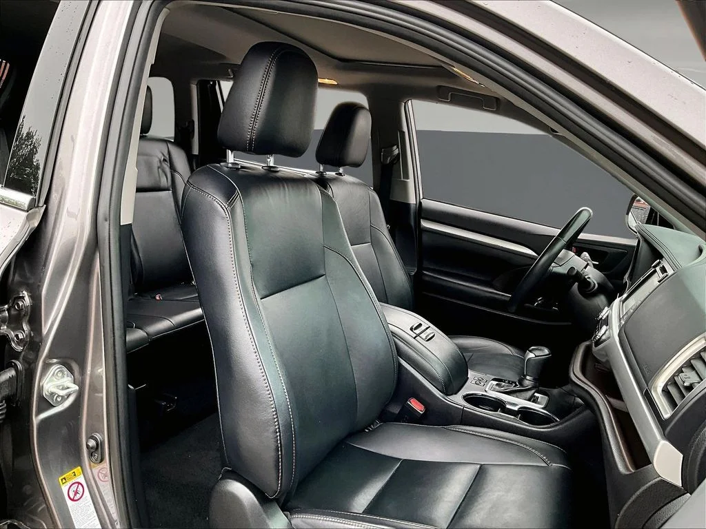 Used 2019 Gray Toyota XLE image 33
