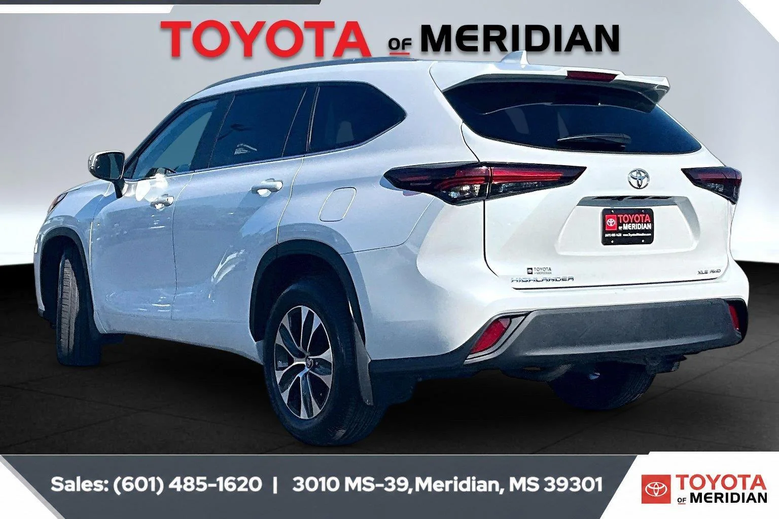 Used 2026 Wind Chill Pearl Toyota XLE image 2