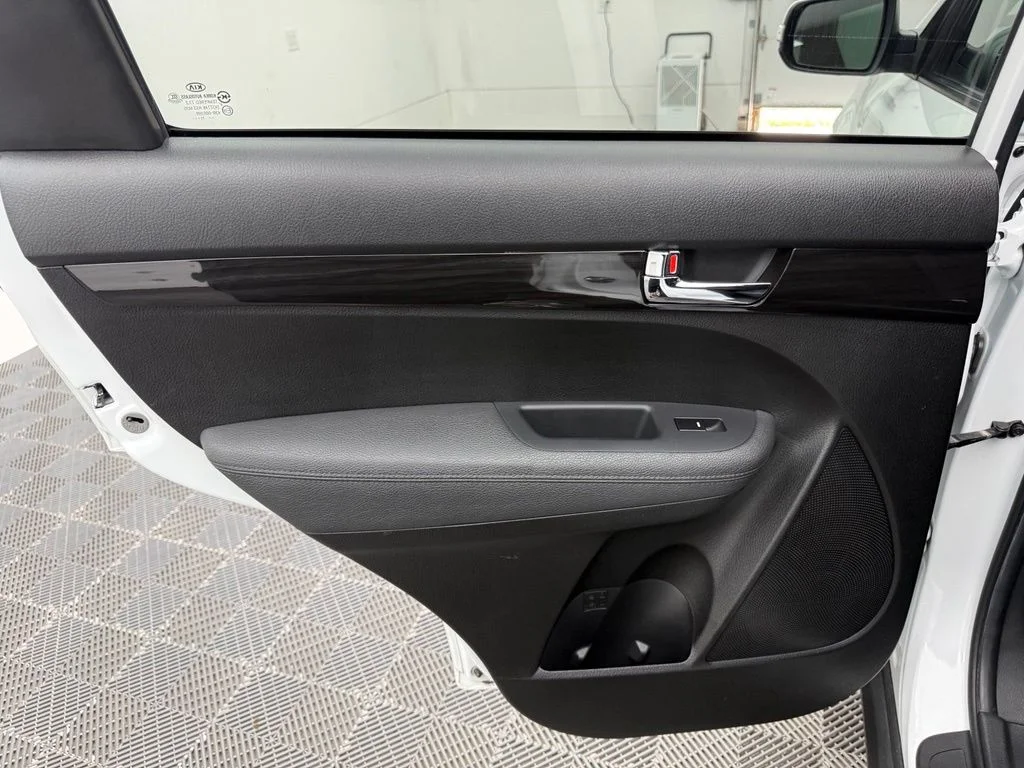 Used 2012 White Kia EX image 33