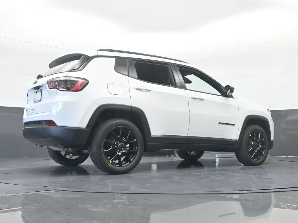 New 2026 Bright White Clear-Coat Exterior Paint Jeep Latitude image 53