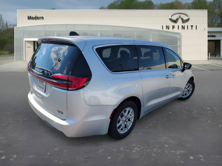 Used 2024 Silver Mist Clearcoat Chrysler Touring L image 4