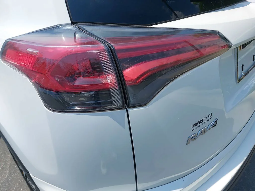 Used 2018 White Toyota LE image 31