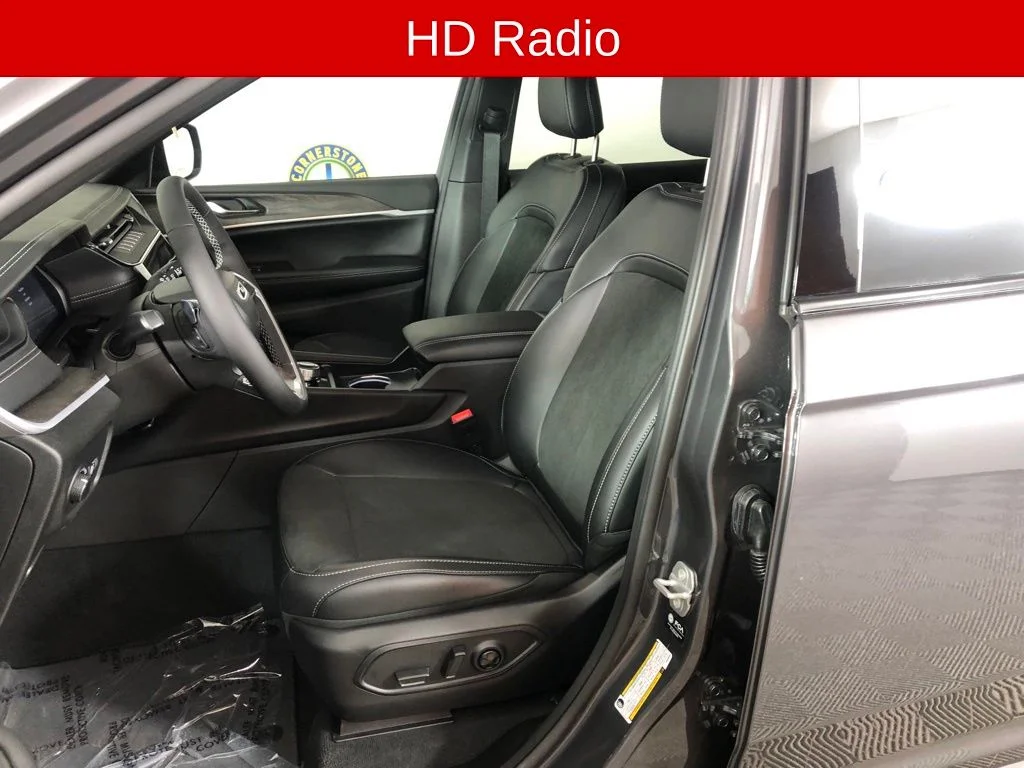 New 2026 Baltic Gray Metallic Clear-Coat Exterior Paint Jeep Altitude image 9