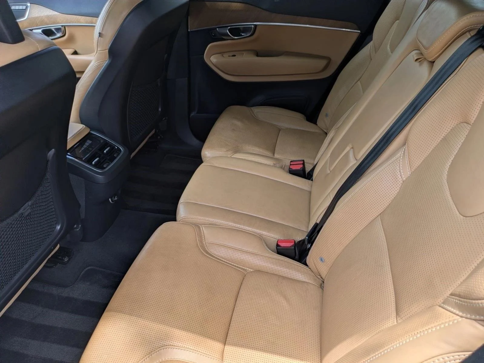 Used 2018 White Volvo Inscription image 17
