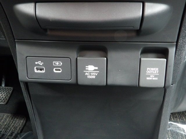 Certified Used 2025 Solar Silver Metallic Honda Touring image 34