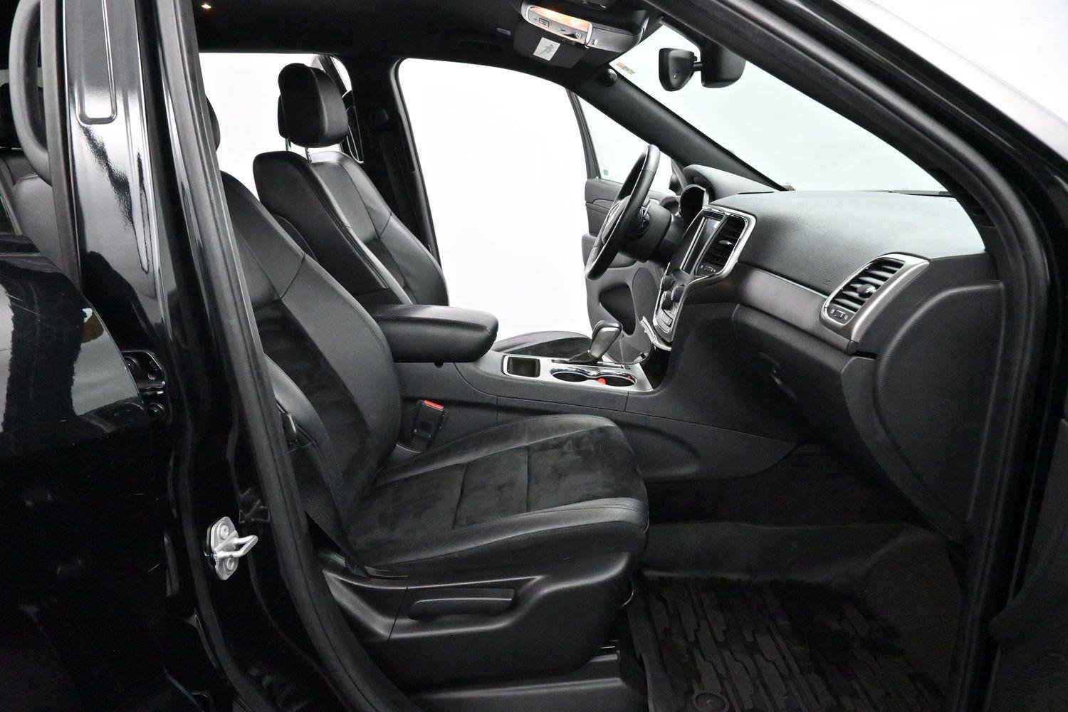 Used 2017 Diamond Black Crystal Pearlcoat Jeep Altitude image 30