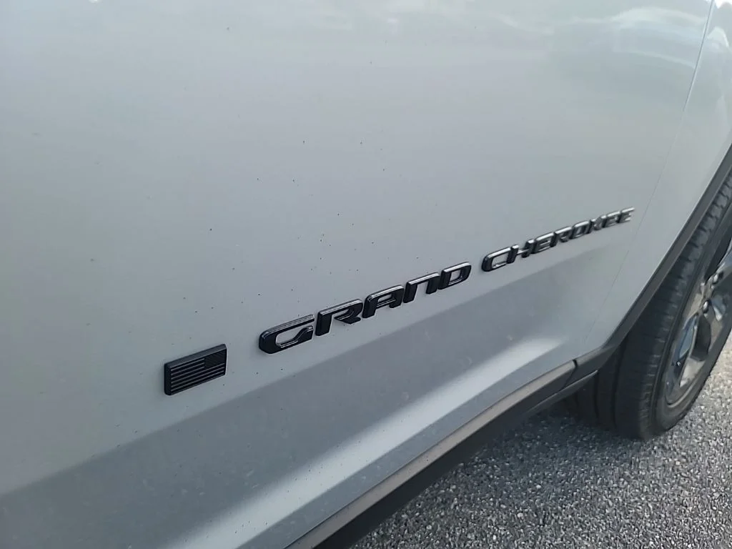 Used 2025 Silver Jeep Limited image 12