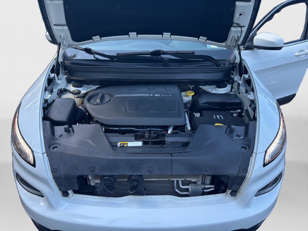 Certified Used 2017 White Jeep Latitude image 14