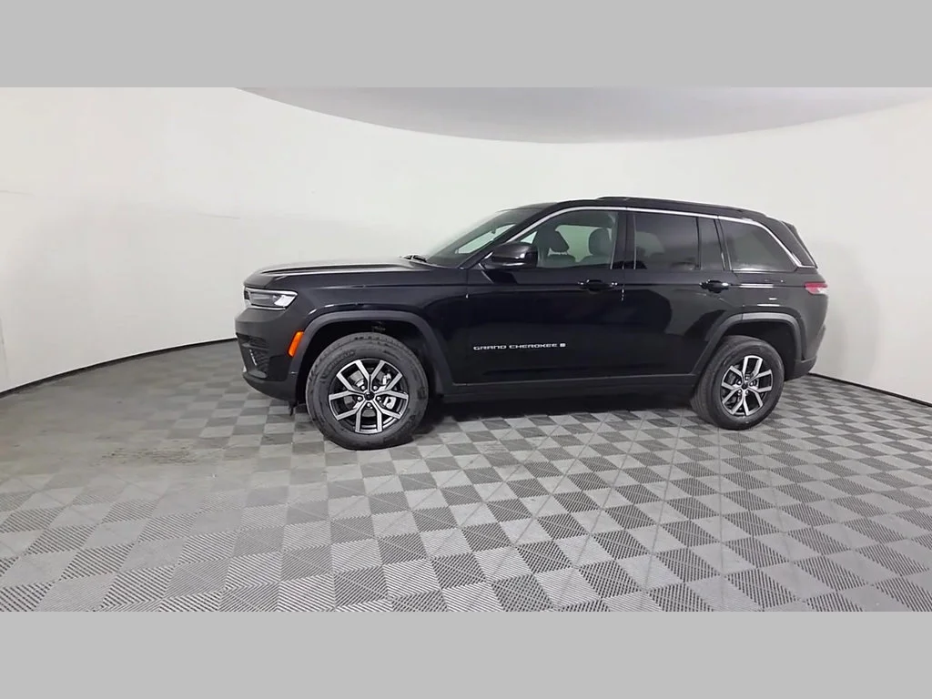 New 2027 High-Gloss Black Paint Jeep Laredo image 34