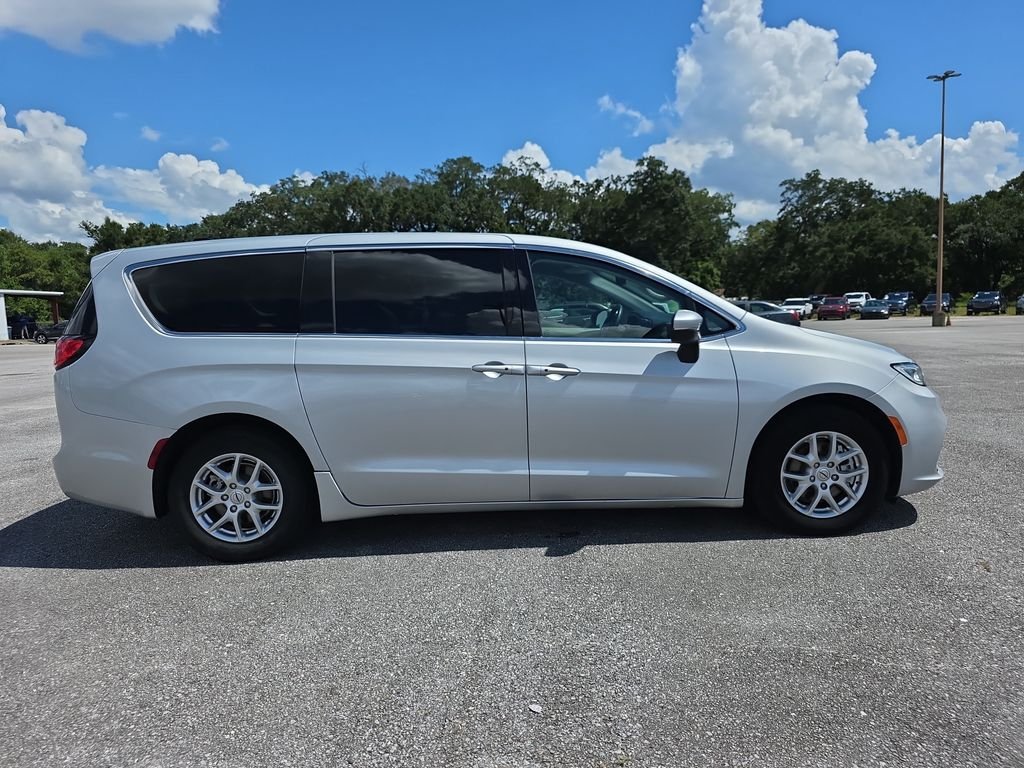 Used 2023 Silver Mist Clearcoat Chrysler Touring L image 9