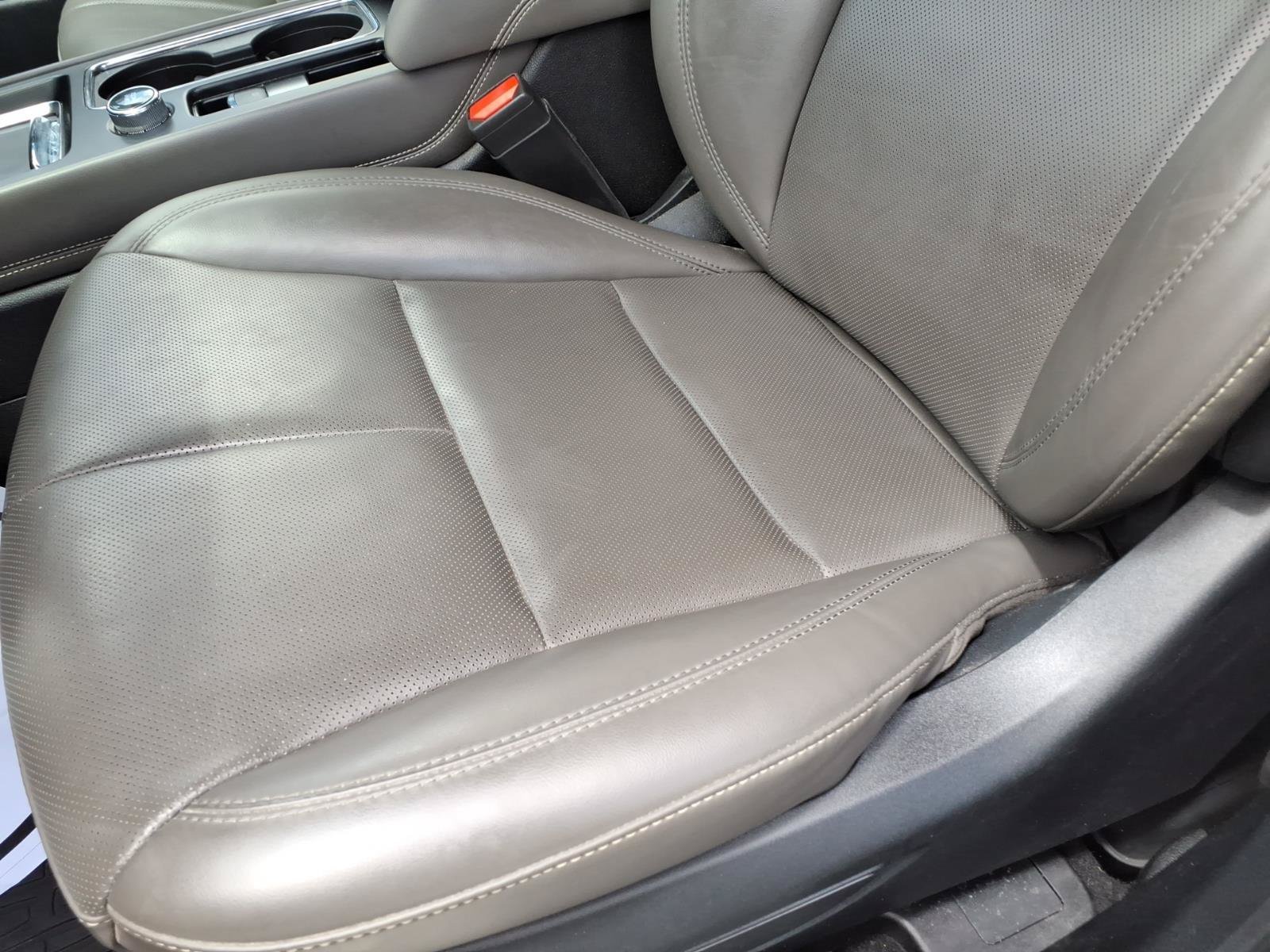 Used 2025 Crystal White Metallic Clearcoat Lincoln Premiere image 19