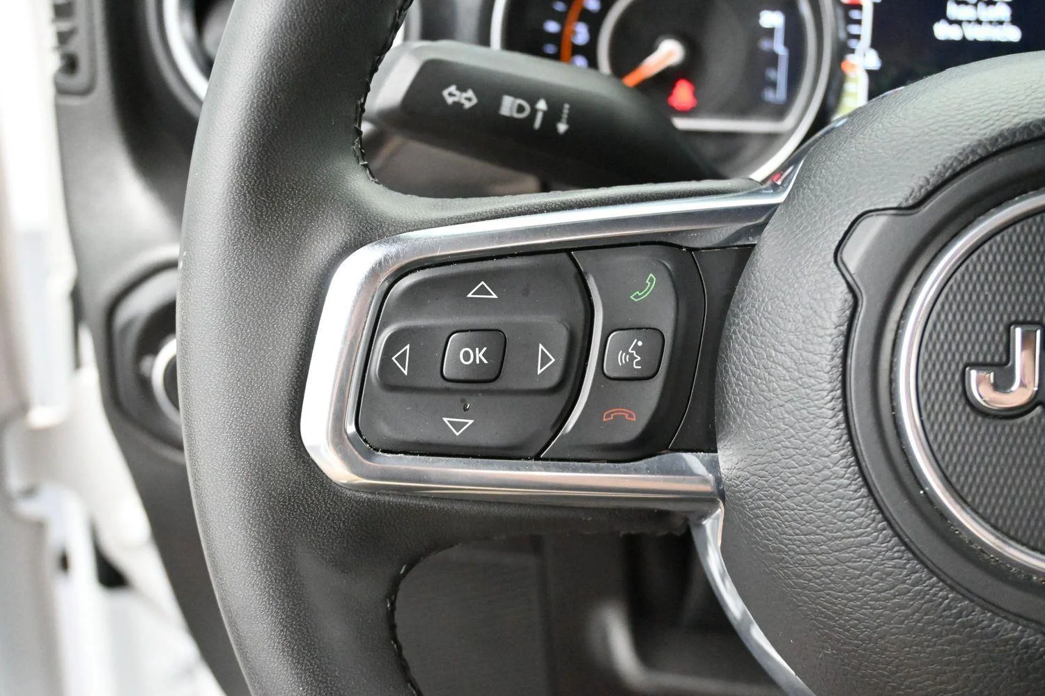 Used 2023 White Jeep Sahara Altitude image 17